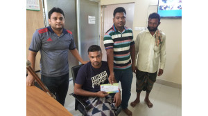 ট্রাক ড্রাইভার রাসেলকে গ্রামীণ ট্রাভেলস্ চেয়ারম্যানের আর্থিক সহায়তা