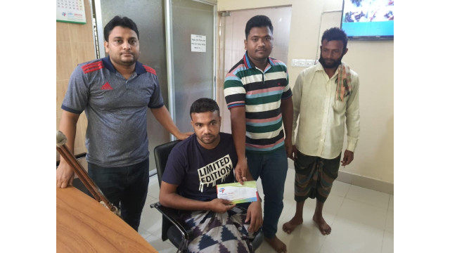 ট্রাক ড্রাইভার রাসেলকে গ্রামীণ ট্রাভেলস্ চেয়ারম্যানের আর্থিক সহায়তা