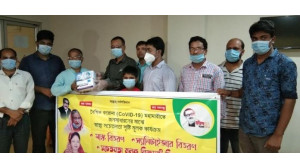 চাঁপাইনবাবগঞ্জ চক্ষু হাসপাতালে এমপি জেসির উদ্যোগে মাস্ক ও স্যানিটাইজার বিতরণ 