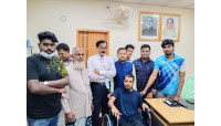 প্রতিবন্ধীকে হুইল চেয়ার প্রদান করলেন মেয়র প্রার্থী মোখলেসুর রহমান
