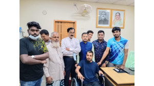 প্রতিবন্ধীকে হুইল চেয়ার প্রদান করলেন মেয়র প্রার্থী মোখলেসুর রহমান