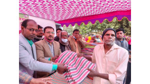 চাঁপাইনবাবগঞ্জ পৌরসভার ৭ নং ওয়ার্ডে ৬৫০ জন মানুষকে কম্বল বিতরণ করলেন মেয়র প্রার্থী মোখলেসুর রহমান