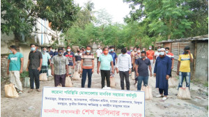 কর্মহীন  পরিবহন শ্রমিক,  কুলি ও কলারবয়দের মাঝে প্রধানমন্ত্রীর পক্ষ থেকে খাদ্য সহায়তা প্রদান