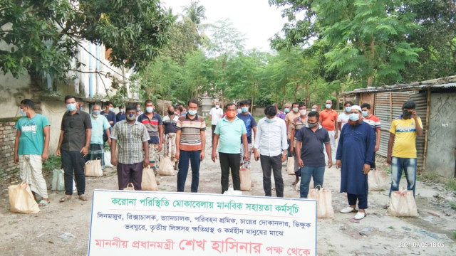কর্মহীন পরিবহন শ্রমিক, কুলি ও কলারবয়দের মাঝে প্রধানমন্ত্রীর পক্ষ থেকে খাদ্য সহায়তা প্রদান
