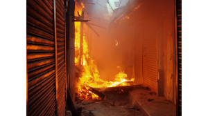 চাঁপাইনবাবগঞ্জ তহা বাজারে আগুন ৩ ঘন্টা পর নিয়ন্ত্রণে -ব্যবসায়ীদের দাবি ক্ষতি ১০ কোটি টাকা