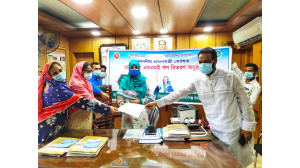 চাঁপাইনবাবগঞ্জে করোনা ভাইরাসে ক্ষতিগ্রস্ত পল্লী উদ্যোক্তাদের মাঝে প্রণোদনার ঋণ বিতরণ
