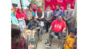 চাঁপাইনবাবগঞ্জে প্রতিবন্ধীদের হুইল চেয়ার প্রদান