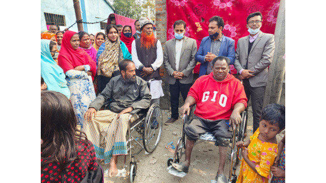 চাঁপাইনবাবগঞ্জে প্রতিবন্ধীদের হুইল চেয়ার প্রদান