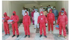 চাঁপাইনবাবগঞ্জে পুলিশ সদস্যদের মাঝে সুরক্ষা সরঞ্জাম বিতরণ