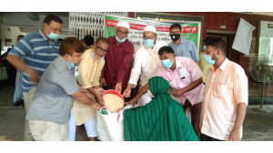 করোনাদূর্গত পরিবারের মাঝে চাঁপাইনবাবগঞ্জ পৌরসভার সরকারি চাল বিতরণ