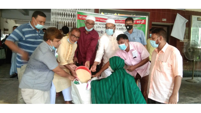 করোনাদূর্গত পরিবারের মাঝে চাঁপাইনবাবগঞ্জ পৌরসভার সরকারি চাল বিতরণ