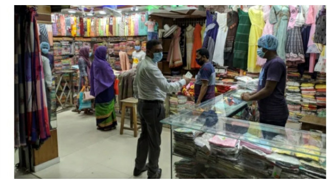নিরাপদ দূরত্ব বজায় না রাখা ও মাস্ক ব্যবহার না করায় শহরে ২৬ জনকে জরিমানা