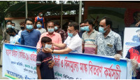 চাঁপাইনবাবগঞ্জে বক্সিং একাডেমীর বিনামূল্যে মাস্ক বিতরণ