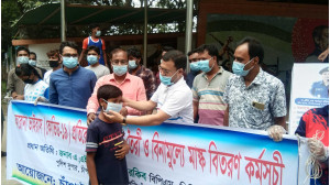 চাঁপাইনবাবগঞ্জে বক্সিং একাডেমীর বিনামূল্যে মাস্ক বিতরণ