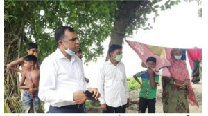 গোমস্তাপুরে বন্যার পানিতে নিমজ্জিত  এলাকা পরিদর্শন জেলা প্রশাসকের 