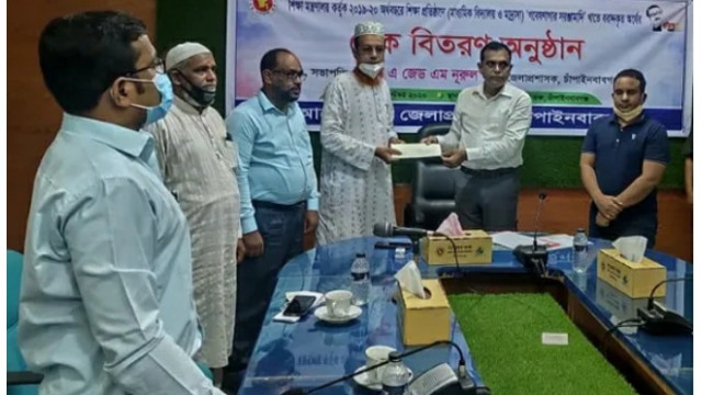 চাঁপাইনবাবগঞ্জে ১০টি উচ্চ বিদ্যালয় ও মাদ্রাসায় ৬ লক্ষাধিক টাকার চেক বিতরণ