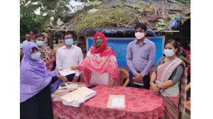 নাচোলে অধিগ্রহণকৃত ভূমির মালিকদের চেক প্রদান