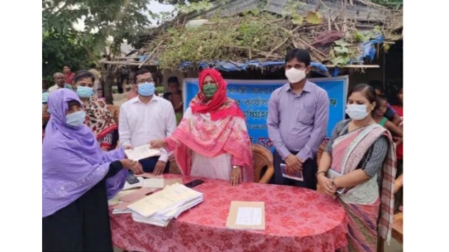 নাচোলে অধিগ্রহণকৃত ভূমির মালিকদের চেক প্রদান