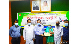 চাঁপাইনবাবগঞ্জে কিডনিসহ বিভিন্ন রোগে আক্রান্তদের মাঝে চেক বিতরণ