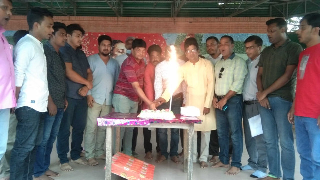 শেখ রাসেলের জন্মদিন উপলক্ষে জেলা যুবলীগের বঙ্গবন্ধু মঞ্চে কেক কেটে জন্মদিন পালন