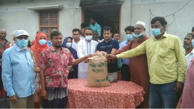 ইলিশ সংশ্লিষ্ট ১৯০ জন জেলেদের মাঝে বিশেষ ভিজিএফের চাল বিতরণ