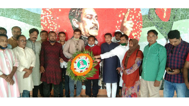 বঙ্গবন্ধুর প্রতিকৃতিতে আওয়ামী মৎস্যজীবী লীগের আহবায়ক কমিটির শ্রদ্ধাঞ্জলি