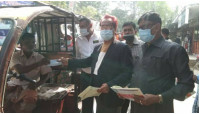প্রধানমন্ত্রী ঘোষিত নির্দেশনা মেনে চেম্বার সভাপতি এরফান আলীর করোনা প্রতিরোধে মাস্ক ও লিফলেট বিতরণ