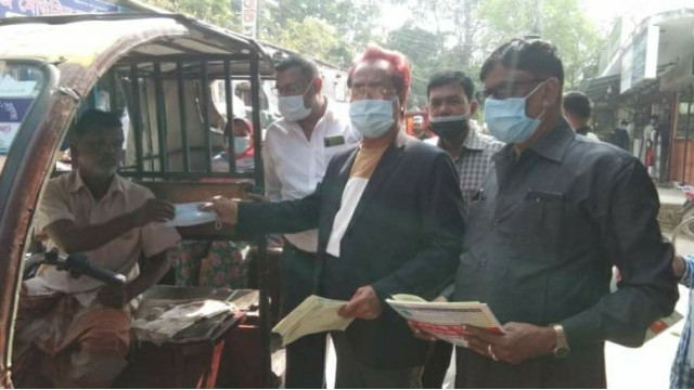 প্রধানমন্ত্রী ঘোষিত নির্দেশনা মেনে চেম্বার সভাপতি এরফান আলীর করোনা প্রতিরোধে মাস্ক ও লিফলেট বিতরণ