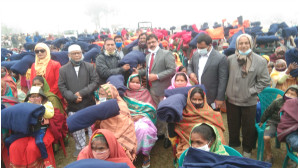 গোমস্তাপুরে ক্ষুদ্র নৃগোষ্ঠীর মাঝে ৩শ কম্বল বিতরণ