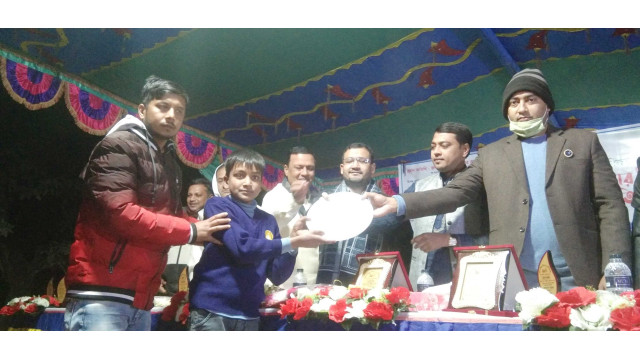 বিজয় দিবস উপলক্ষে মাঝপাড়া তরুণ সংঘের পুরস্কার বিতরণ