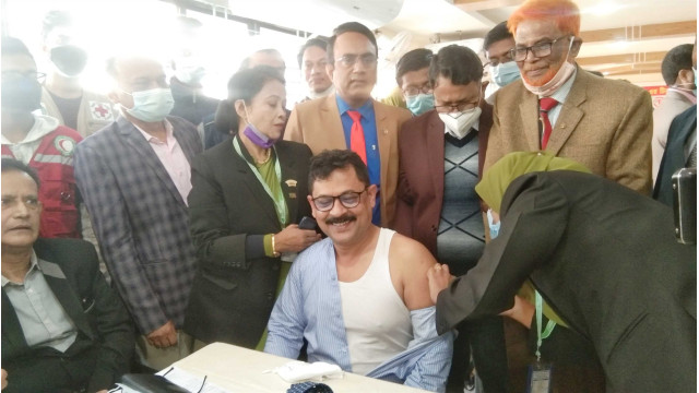ডিসি মঞ্জুরুল হাফিজকে দিয়ে চাঁপাইনবাবগঞ্জে উদ্বোধন হল করোনা ভ্যাকসিন প্রদান কর্মসূচী