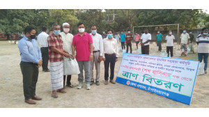 চাঁপাইনবাবগঞ্জে প্রধানমন্ত্রী শেখ হাসিনার পক্ষ থেকে জেলা প্রশাসনের ত্রান বিতরণ