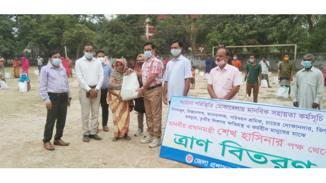চাঁপাইনবাবগঞ্জে প্রধানমন্ত্রী শেখ হাসিনার পক্ষ থেকে অসহায়দের মাঝে ত্রান বিতরণ
