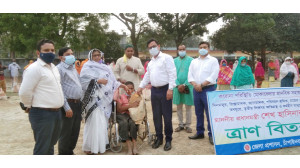 চাঁপাইনবাবগঞ্জে প্রধানমন্ত্রী শেখ হাসিনার পক্ষ থেকে  ত্রান  বিতরণ অব্যাহত