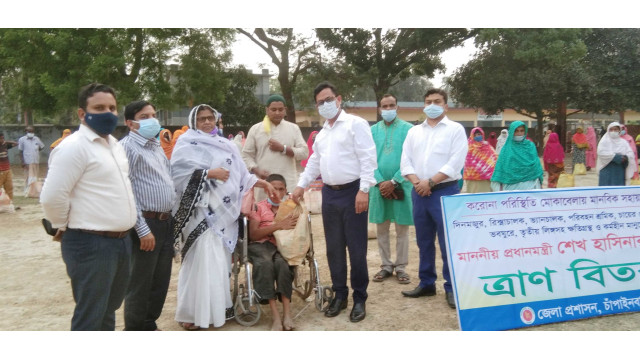 চাঁপাইনবাবগঞ্জে প্রধানমন্ত্রী শেখ হাসিনার পক্ষ থেকে ত্রান বিতরণ অব্যাহত