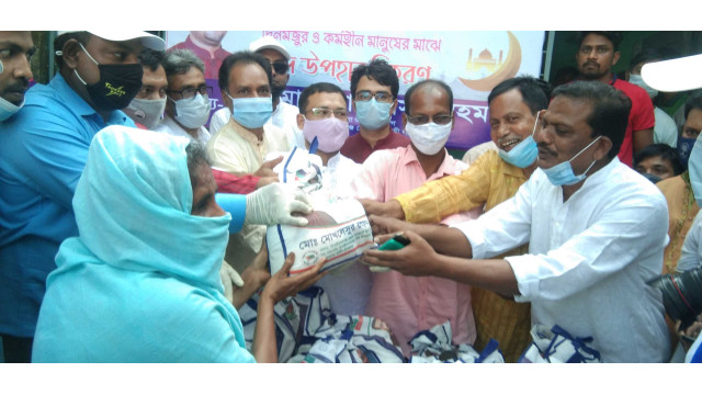 ঈদুল ফিতর উপলক্ষে মোখলেসুর রহমানের খাদ্য সামগ্রী বিতরণ