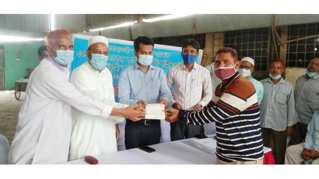 চাঁপাইনবাবগঞ্জে ভূমি অধিগ্রহণের চেক বিতরণ