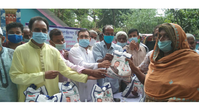 পৌরসভার ৪টি ওয়ার্ডে মোখলেসুর রহমান এর খাদ্য সামগ্রী বিতরণ