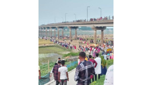 ঈদ আনন্দে চাঁপাইনবাবগঞ্জে শেখ হাসিনা ও মহানন্দা সেতুতে বাঁধনহারা মানুষ