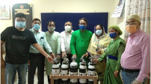 চাঁপাইনবাবগঞ্জে ৩০টি অক্সিজেন সিলিন্ডার দিল ডাইসিন গ্রুপ