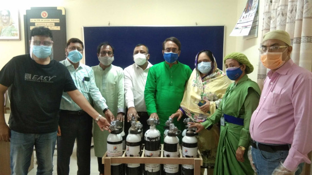 চাঁপাইনবাবগঞ্জে ৩০টি অক্সিজেন সিলিন্ডার দিল ডাইসিন গ্রুপ