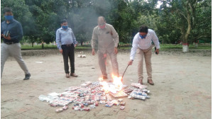 চাঁপাইনবাবগঞ্জে   ধ্বংস করা হল তামাকের বিজ্ঞাপন সামগ্রী