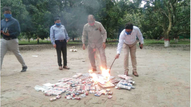 চাঁপাইনবাবগঞ্জে ধ্বংস করা হল তামাকের বিজ্ঞাপন সামগ্রী
