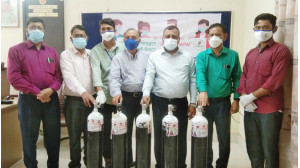 চিকিৎসা সামগ্রীর পর ২০টি অক্সিজেন সিলিন্ডার  দিলেন জারা জাবীন মাহবুব
