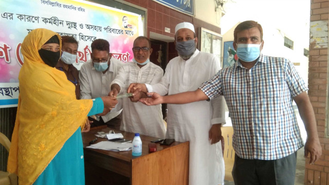 চাঁপাইনবাবগঞ্জ পৌরসভার কর্মহীন মানুষের মাঝে নগদ অর্থ বিতরণ