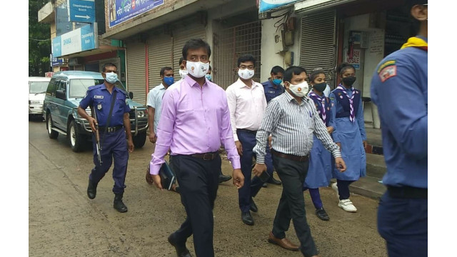 করোনা প্রতিরোধে চাঁপাইনবাবগঞ্জ জেলা প্রশাসনের চলছে জনসচেতনতামূলক অভিযান