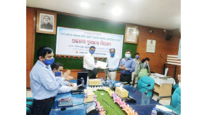 চাঁপাইনবাবগঞ্জ জেলা প্রশাসনের শুদ্ধাচার পুরস্কার প্রদান