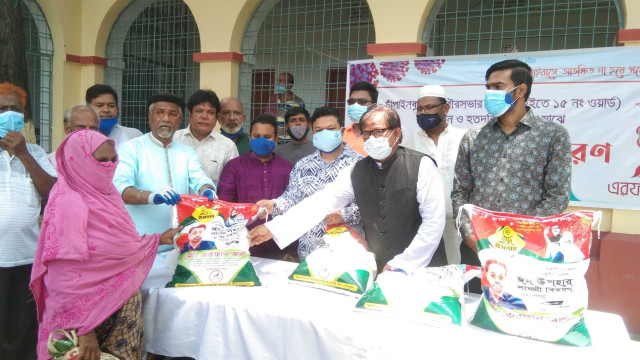 চাঁপাইনবাবগঞ্জে ২০ হাজার পরিবারকে খাদ্য সহায়তা দিচ্ছে এরফান গ্রুপ