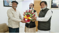 জেলা আওয়ামী লীগের ভারপ্রাপ্ত সভাপতি মু.জিয়াউর রহমানকে এরফান আলীর ফুলের শুভেচ্ছা