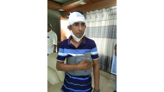 উপজেলা চেয়ারম্যানের গাড়ি মহিলা ভাইস চেয়ারম্যানকে ব্যবহার করতে না দেয়ায় ড্রাইভারের উপর হামলা